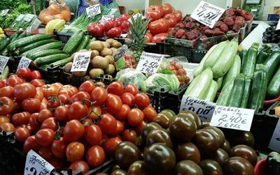 Картошка дорогая, зато помидоры свои: как распределились цены на продукты в странах Балтии