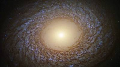 Телескоп Hubble сделал снимок «пушистой» галактики - vm.ru