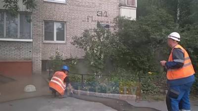 Видео: жители дома на Пражской не могут выйти из подъезда из-за разлива горячей воды