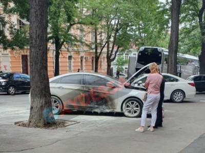 В центре Одессы подожгли автомобиль