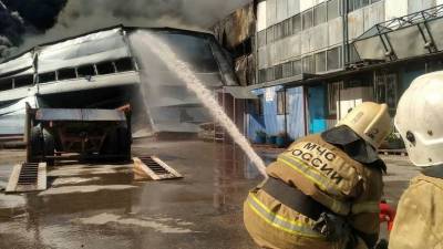 Площадь пожара на складе в Самаре увеличилась до 10 тысяч метров