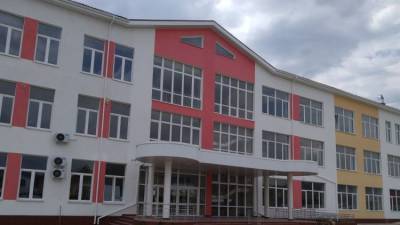 Новая школа на 800 мест в Судаке дала течь