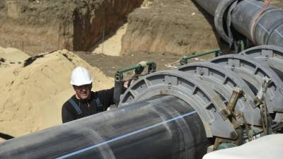 Более 300 военнослужащих прокладывают трубопровод между водохранилищами в Крыму