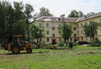 В Сланцах продолжается благоустройство одного из дворов микрорайона Лучки