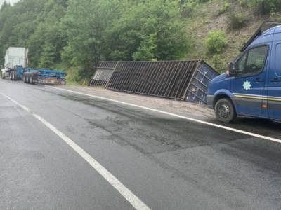 На трассе Киев-Чоп грузовик потерял контейнер