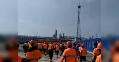 На заводе "Газпрома" в России взбунтовались тысячи мигрантов: видео погромов