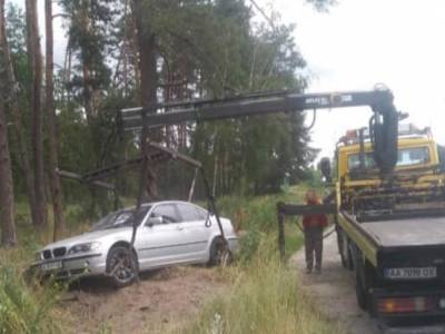 На Берковцах в Киеве BMW слетело с дороги