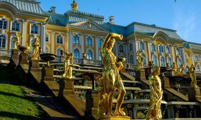 Неизвестные сломали пальцы у статуи Венеры в Петергофе