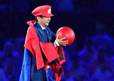 Премьер Японии принял Олимпийскую эстафету в костюме Марио
