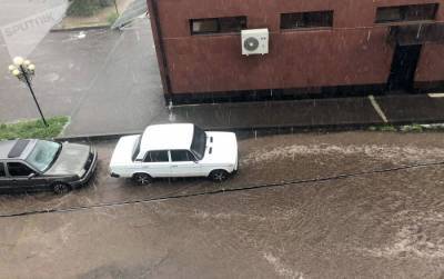 Затопленные дома и машины, пробки и паника: что творится в Гюмри после страшного града