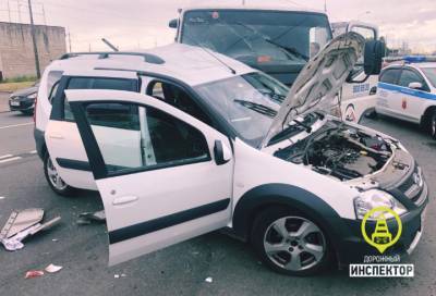 В Колпино водитель легковушки погиб после встречи с эвакуатором