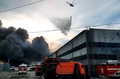 Горящий склад в Самаре тушат пожарный поезд и вертолеты