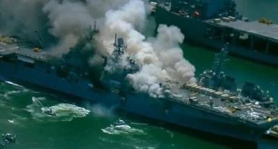 В США загорелся десантный корабль USS Bonhomme Richard (ВИДЕО)