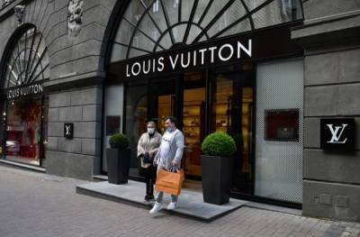 В Louis Vuitton отреагировали на скандал вокруг розыгрыша фирменных сумок