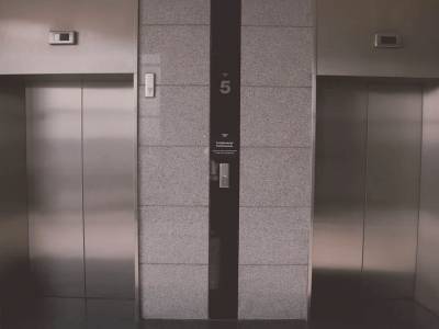 70 человек заразила женщина из Китая после поездки в лифте