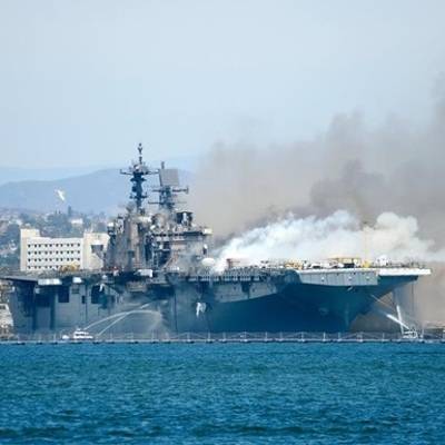 В порту Сан-Диего почти сутки горит американский военный корабль