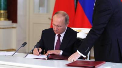 Путин подписал закон об изменении порядка контроля за платежами и переводами