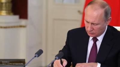 Путин подписал закон о совершенствовании контроля за денежными операциями