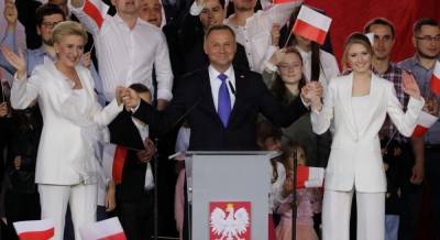 Польша выбрала нового президента: Дуда опередил Тшасковского на 2%