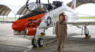 Во флоте США появится первая темнокожая женщина-пилот (фото)