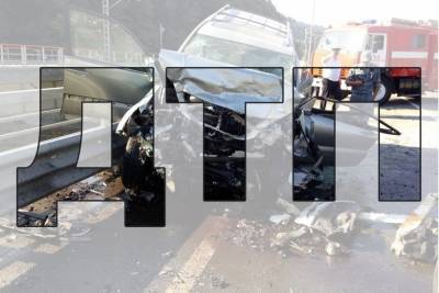 В Смоленске Ауди врезалась в дорожное ограждение, автомобиль серьезно поврежден