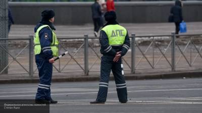 Сотрудник ДПС перекрыл движение автомобилей, чтобы перевести дедушку через дорогу в Москве