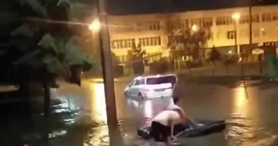 В Сети появились видео, как в Харькове во время дождя машины уходили под воду, а местные плавали на матрасах