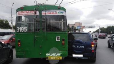 В Новосибирске троллейбус врезался в автомобиль, который ждал ГИБДД после аварии