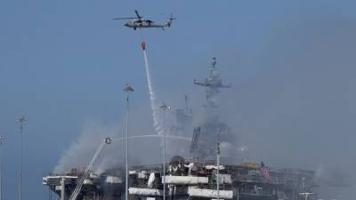 Число пострадавших при пожаре на военном корабле США возросло до 59