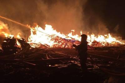Склад пиломатериалов горит в Красноярском крае. Площадь пожара — более 2 тыс. квадратных метров