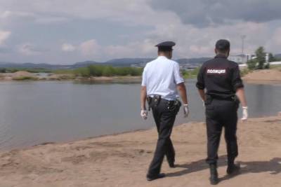 В Улан-Удэ поощрят двух полицейских, спасших тонувшего подростка