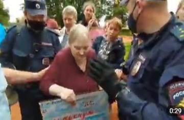 «Винтить – и никаких гвоздей»: в Петербурге полицейские «под руки» увели с улицы пенсионерку-оппозиционерку