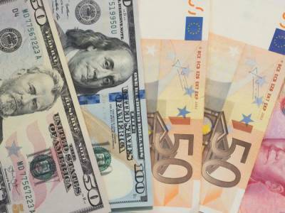 Нацбанк понизил курс гривны по отношению к доллару и евро