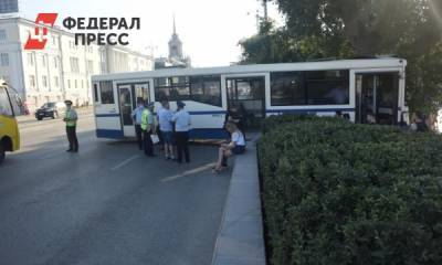Во время аварии с автобусом в Екатеринбурге пострадали две пассажирки