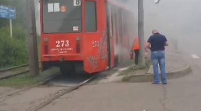 В Новокузнецке загоревшийся трамвай сняли на видео