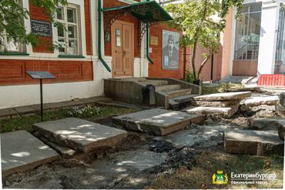 В Екатеринбурге ко Дню города восстановят тротуарные плиты, уложенные более 100 лет назад