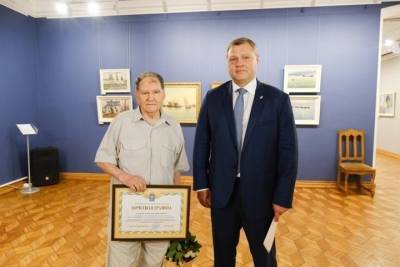 В Астрахани губернатор посетил выставку астраханского живописца и поздравил его с 90-летием