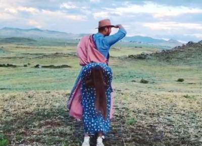 Известный танцор из Бурятии превратил свою жену в коня и привел в восторг соцсети