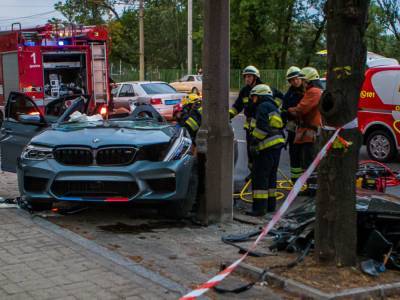 Водитель погиб: В Днепре авто BMW врезалось в столб, от машины остался только корпус