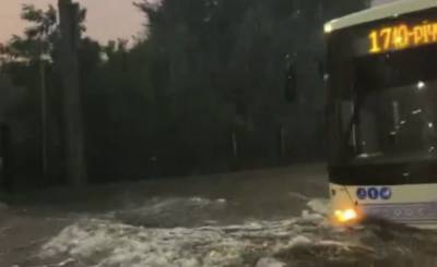 Затопленные улицы и пробки на дорогах: Сильный ливень парализовал Запорожье