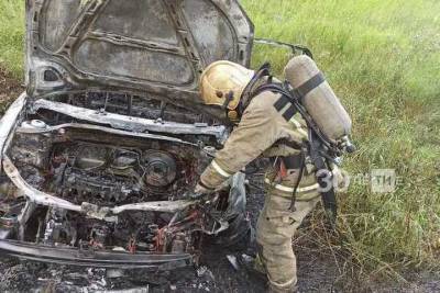 В Татарстане четыре человека пострадали в сгоревшей легковушке