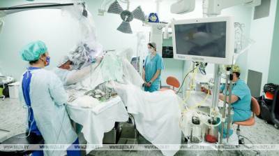 Белорусские медики провели сверхсложную операцию у пациента с опухолью внутри спинного мозга