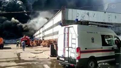 В Самаре почти 20 часов тушат сильный пожар на складе с краской и пластиковыми материалами