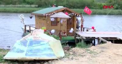 Житель Турции построил дом на плоту для защиты от коронавируса