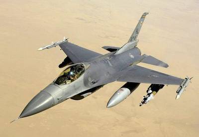 Истребитель F-16 разбился во время посадки на базе ВВС США