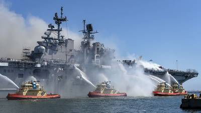 Горящий корабль ВМС США вторые сутки тушат с воды и воздуха (видео)