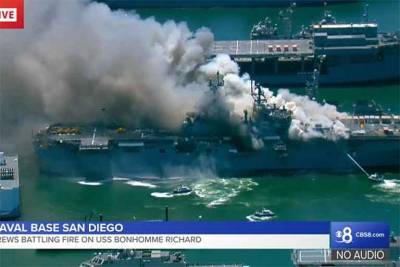 Американский УДК USS Bonhomme Richard полностью выгорел: его надстройка обрушилась на палубу