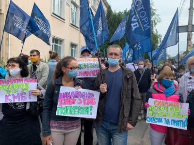 «Воры должны сидеть в тюрьме»: Инвесторы «Укрбуд» устроили акцию протеста под ФК «Житло - капитал»