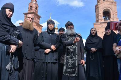 Шесть священников монастыря, схиигумен которого лишен сана, запрещены в служении