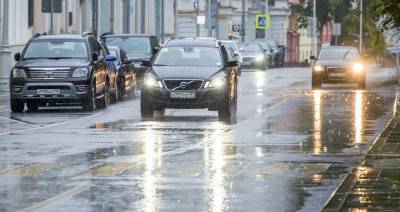 Автоэксперт назвал основные правила при вождении в дождь